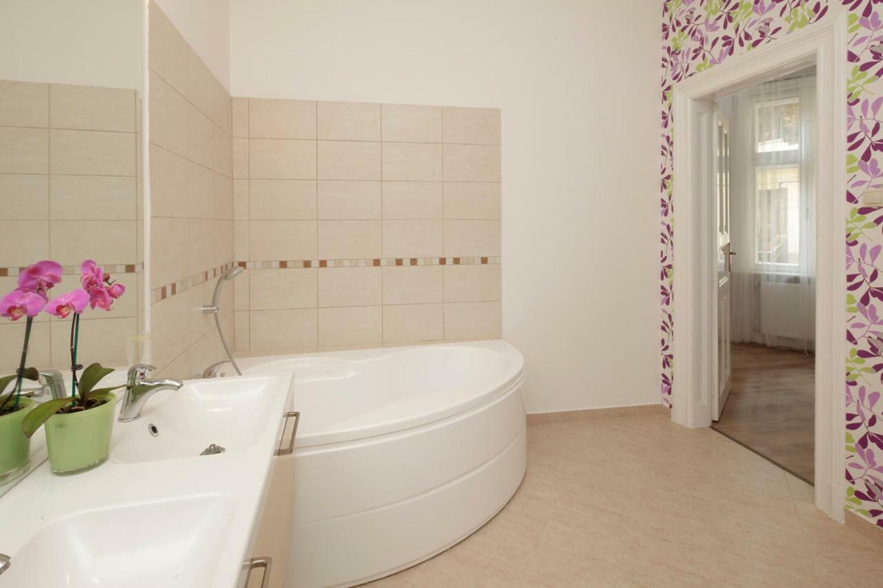 Urban Haven - 3 Beds, 3 Baths, Free Parking, Near Central Market Budapest Esterno foto