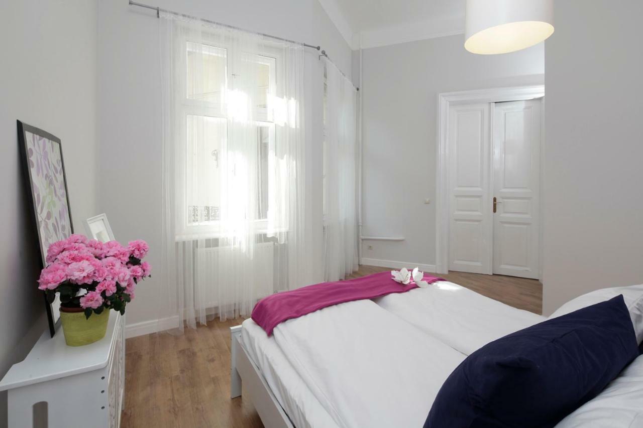 Urban Haven - 3 Beds, 3 Baths, Free Parking, Near Central Market Budapest Esterno foto