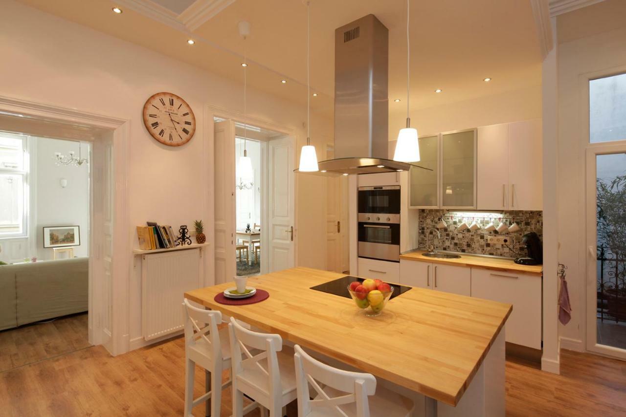 Urban Haven - 3 Beds, 3 Baths, Free Parking, Near Central Market Budapest Esterno foto