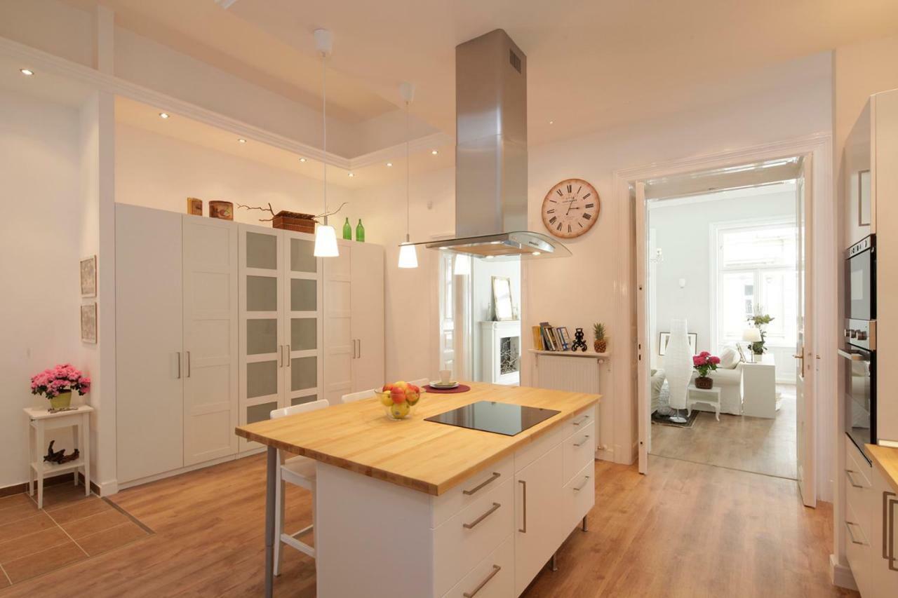 Urban Haven - 3 Beds, 3 Baths, Free Parking, Near Central Market Budapest Esterno foto