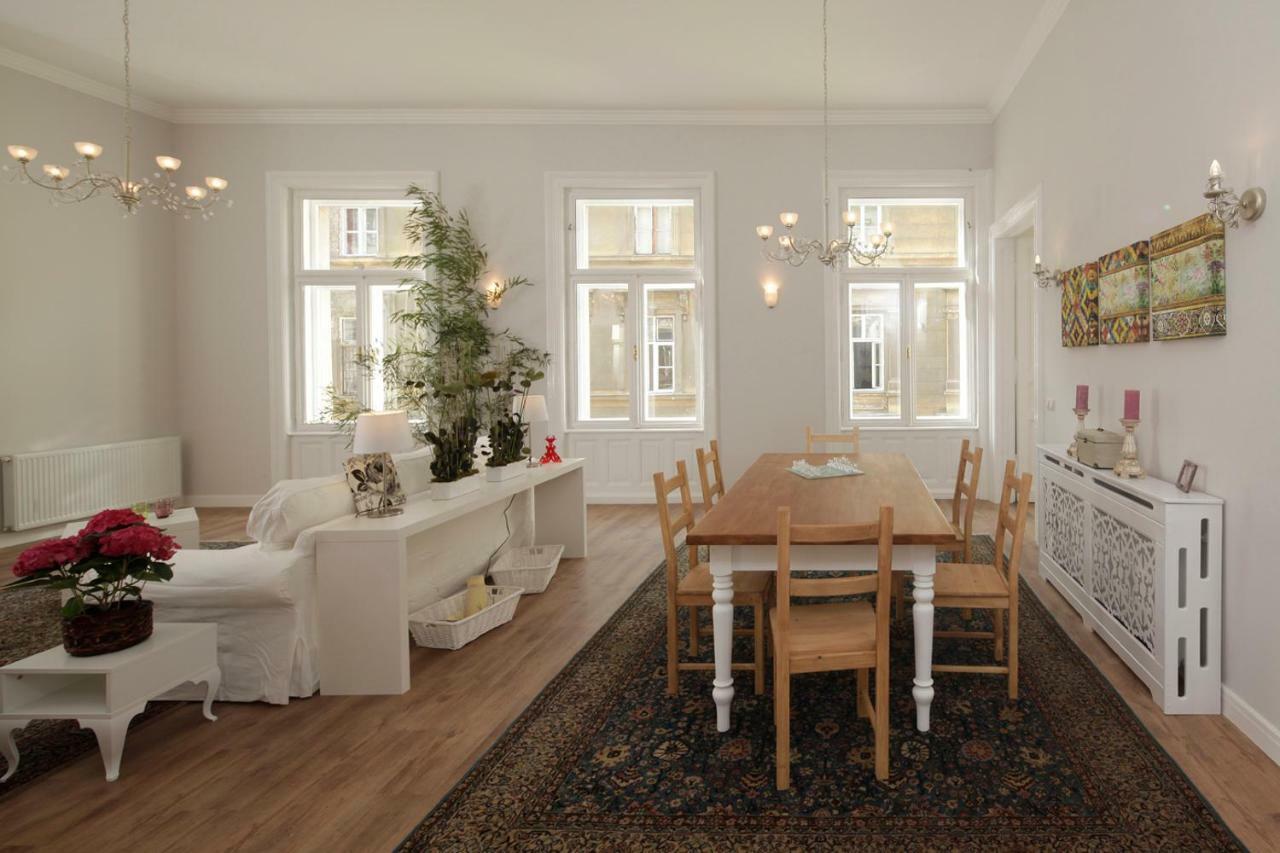 Urban Haven - 3 Beds, 3 Baths, Free Parking, Near Central Market Budapest Esterno foto