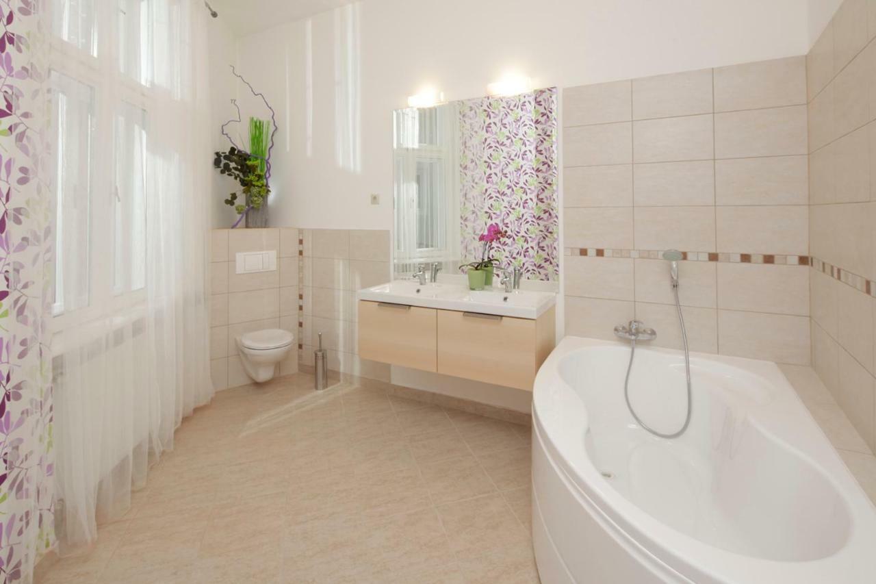 Urban Haven - 3 Beds, 3 Baths, Free Parking, Near Central Market Budapest Esterno foto